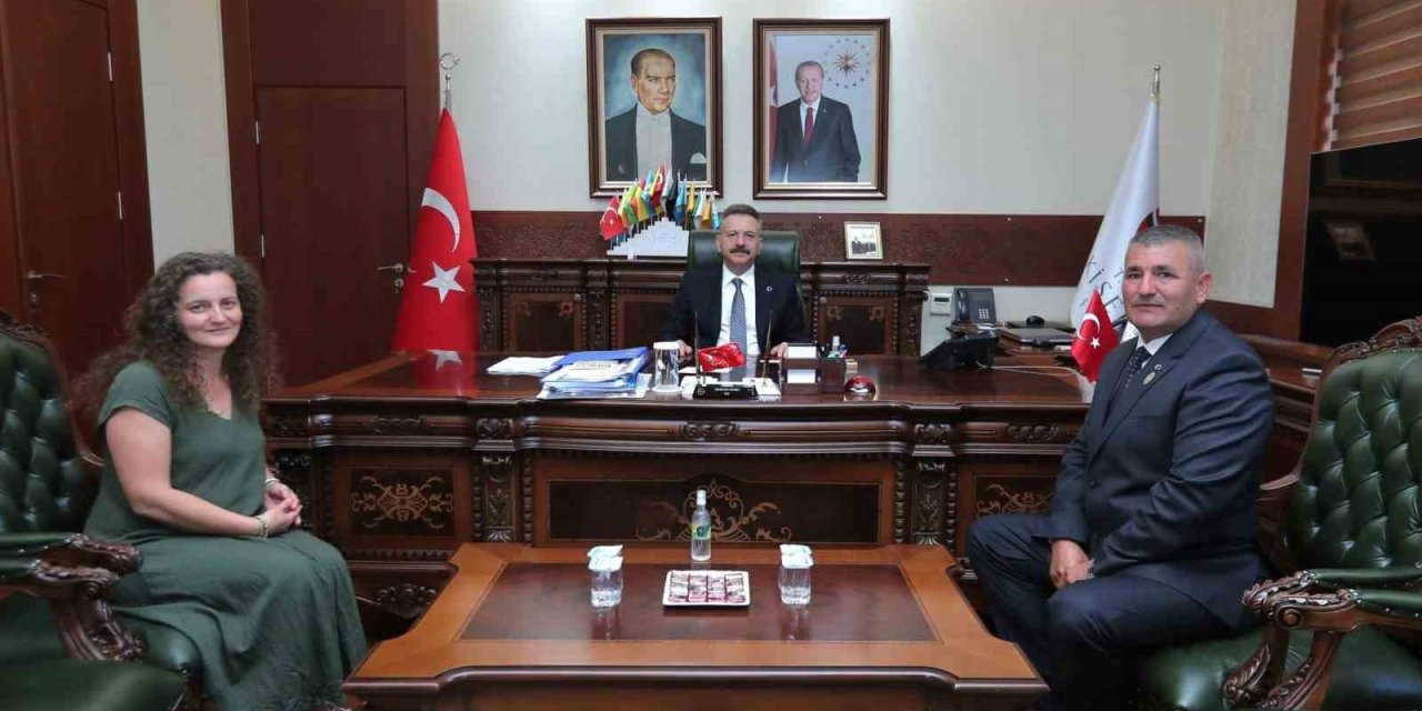 Gazi Ve Eşinden Vali Aksoy’a Ziyaret