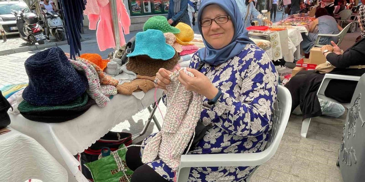 8 Yaşından Beri Hâlâ İlk Günkü Hevesle Örgü Örüyor