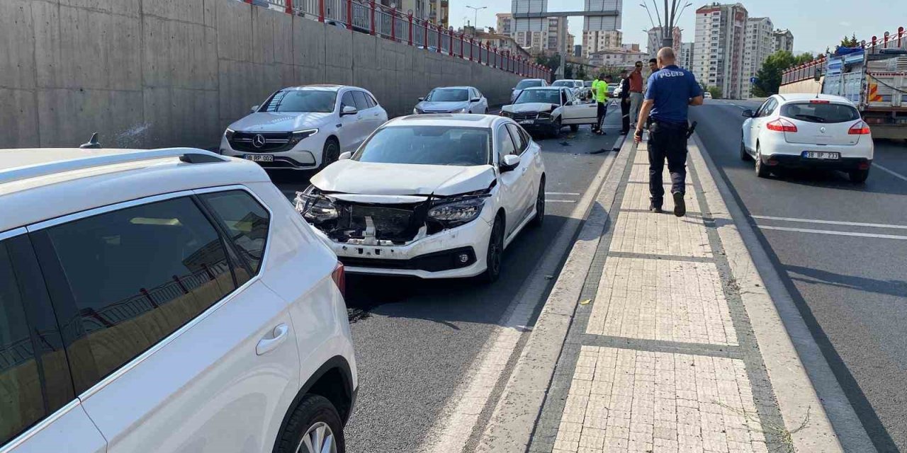 Kayseri’de Zincirleme Kaza: 3 Otomobil Birbirine Girdi