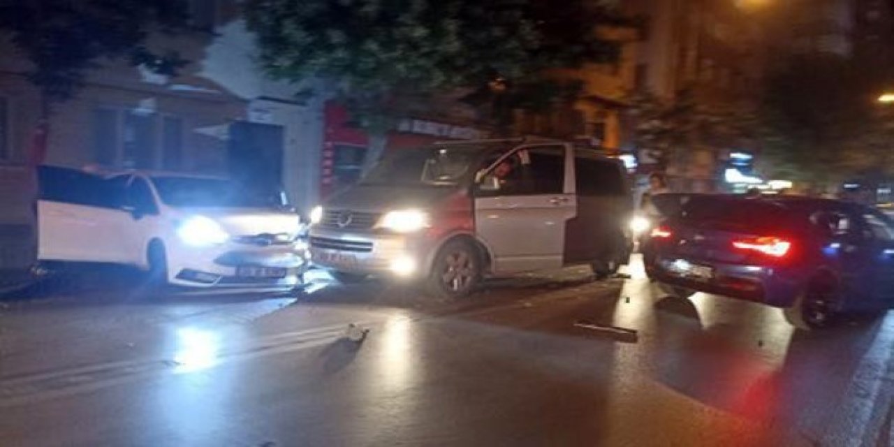 Çöp Kamyonuna Arkadan Çarpan Aracın Neden Olduğu Zincirleme Kazada 1’i Ağır 3 Kişi Yaralandı