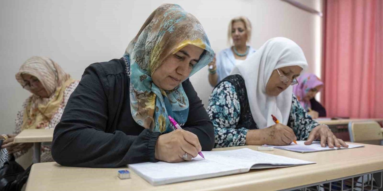 Kadınlar Okuma-yazma Öğreniyor