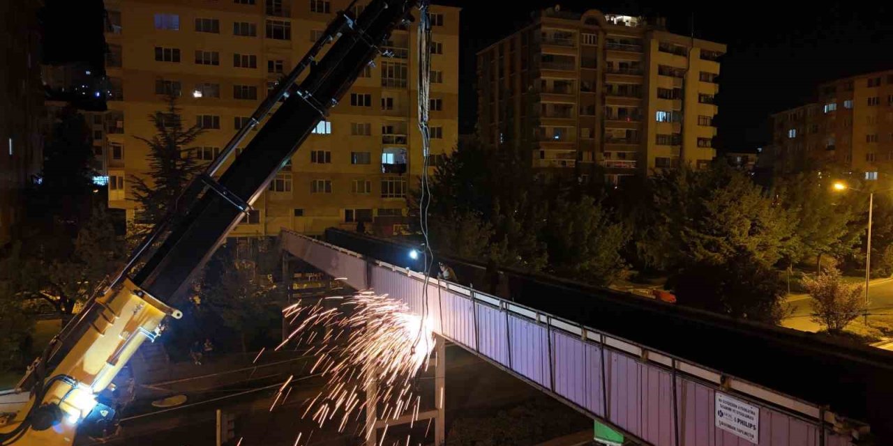 Eskişehir’e Çeyrek Asır Hizmet Veren Üst Geçidin Yıkımına Başlandı