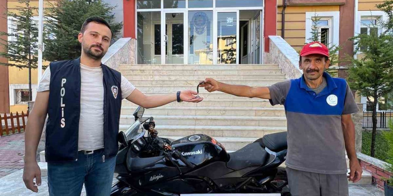 Polis Çalıntı Motosikleti Bulup Sahibine Teslim Etti