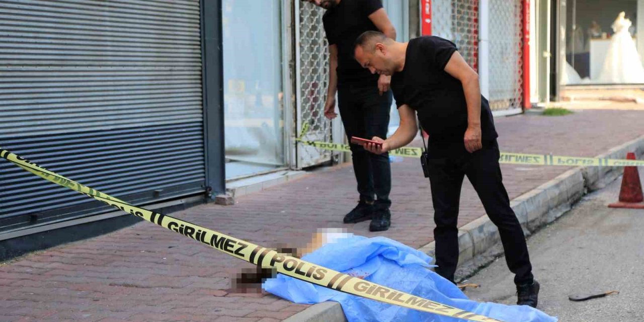 Antalya'da Kaldırım da Genç Kadının Cansız Bedeni Bulundu