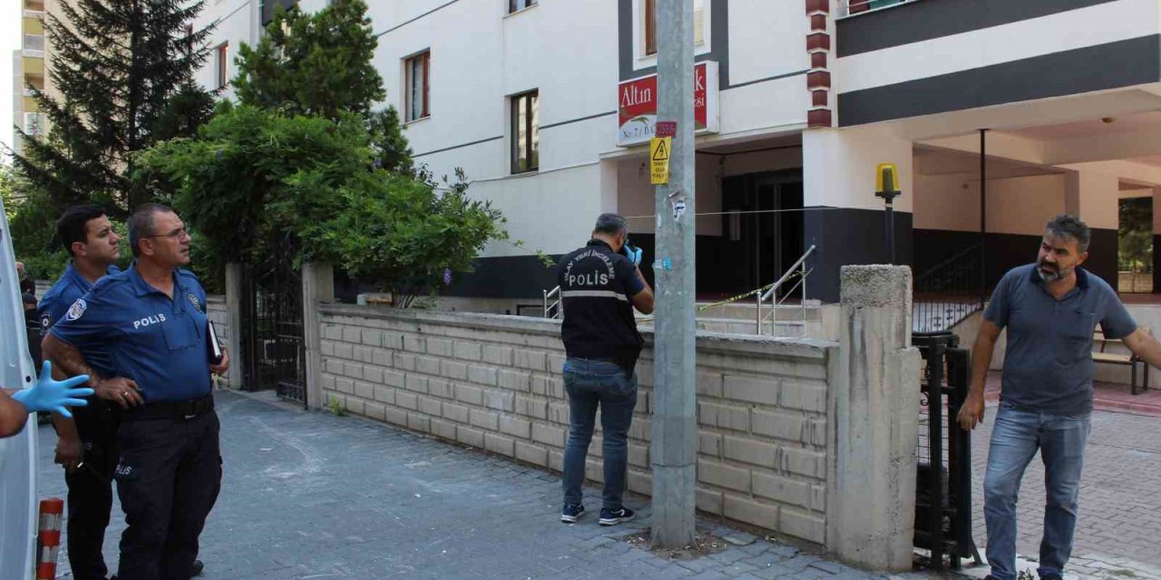 Kayseri’de 1 Saat Arayla Apartmandan Düşen 1’i Kadın 2 Kişi Ağır Yaralandı