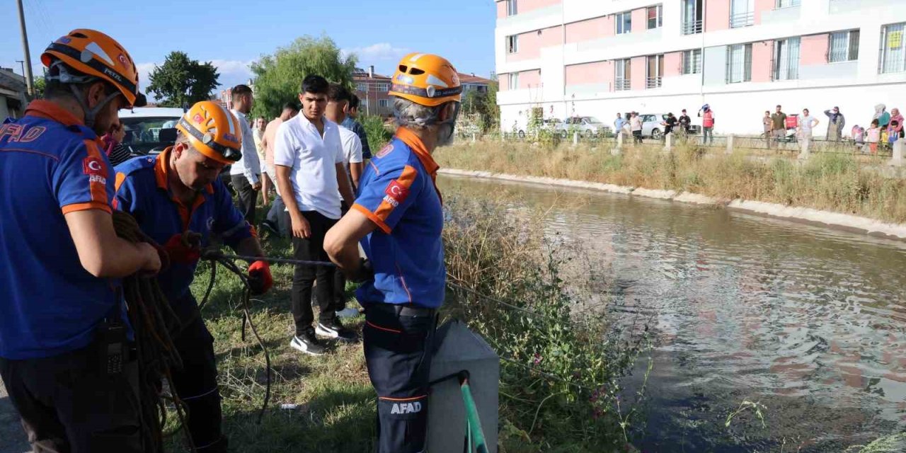Suya Düşen Yabancı Uyruklu Çocuğu Kurtaran Şahıs Akıntıya Kapılarak Kayboldu