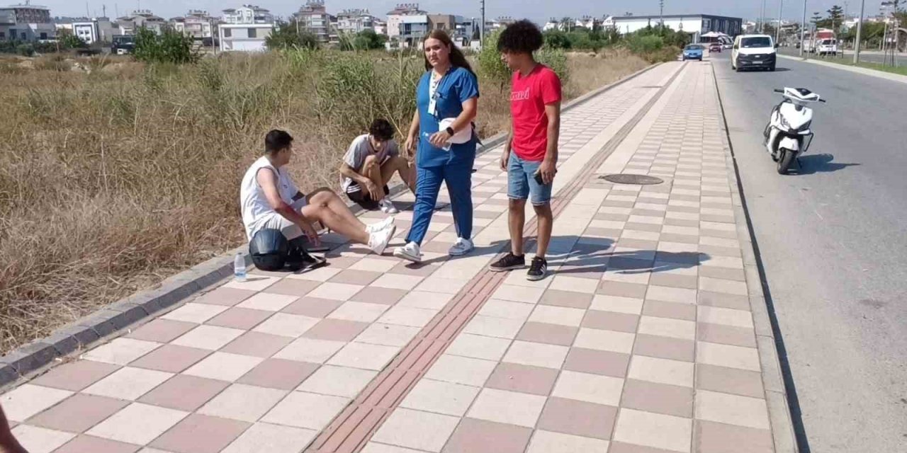 Manavgat'ta Motosiklet Kazasında Yaralılara İlk Müdahaleyi Sağlık Çalışanı Yaptı