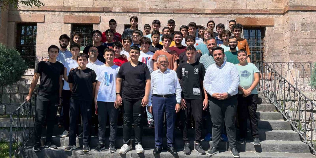 Başkan Büyükkılıç; Talas Gençlik Merkezi’nde Öğrencilerle Buluştu