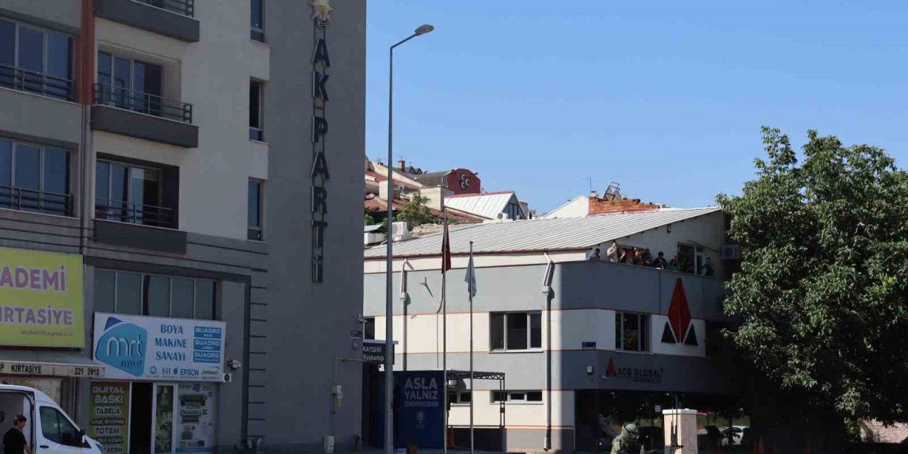 Ak Parti Binası Yakınındaki Şüpheli Çanta Fünye İle Patlatıldı