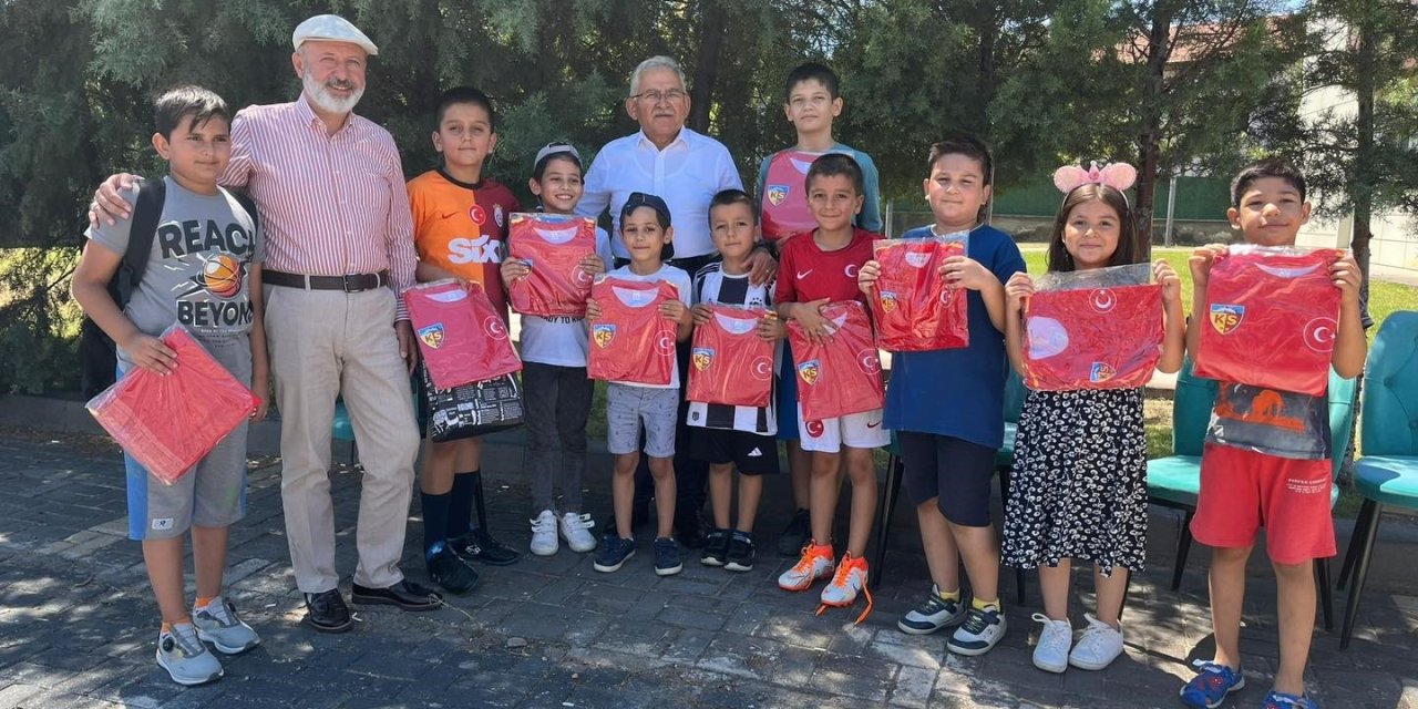 Başkan Büyükkılıç, Çocuklara Kayserispor Forması Hediye Etti