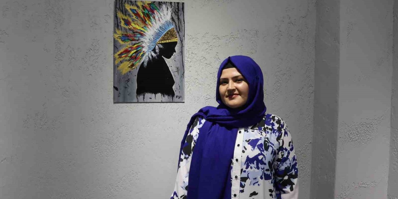 Mutfak Masası Üzerinde Çizdiği Resimleri Sergiledi