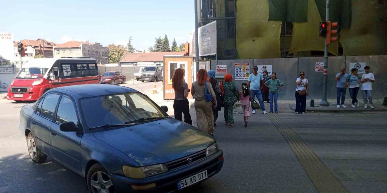 Trafikte Kırmızı Işığı Umursamayan Yayalar Tehlike Oluşturuyor