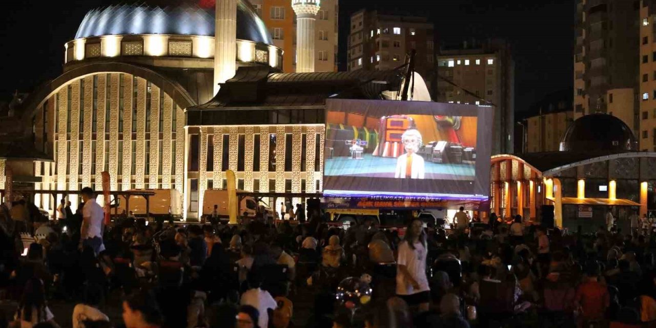 Melikgazi Belediyesi Yaz Sineması Etkinlikleriyle Nefes Aldırıyor