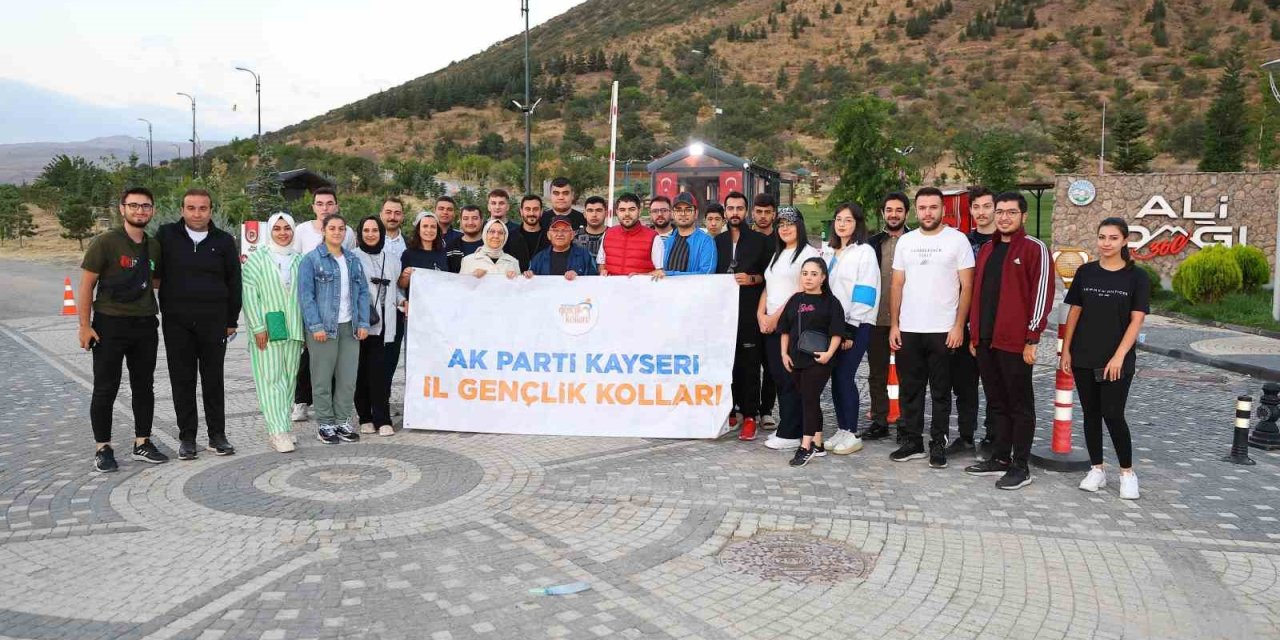 Büyükkılıç, Eşi Dr. Necmiye Büyükkılıç İle Birlikte Gençlerle Sabah Yürüyüşünde Buluştu