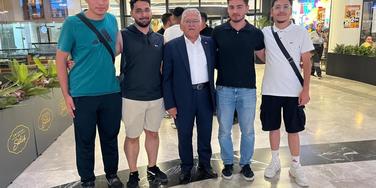 Başkan Büyükkılıç, Tuna Life Center Avm’de Esnaf Ve Vatandaşlarla Bir Araya Geldi