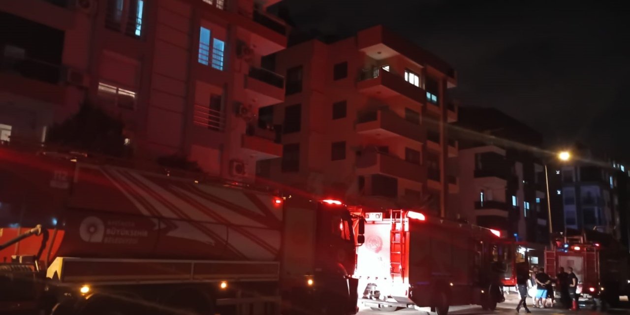Dairede Çıkan Yangın Apartman Sakinlerini Sokağa Döktü