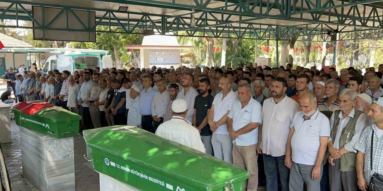 Mersin’de ‘yol Verme’ Kavgasında Ölenlerden 2 Kişi Toprağa Verildi