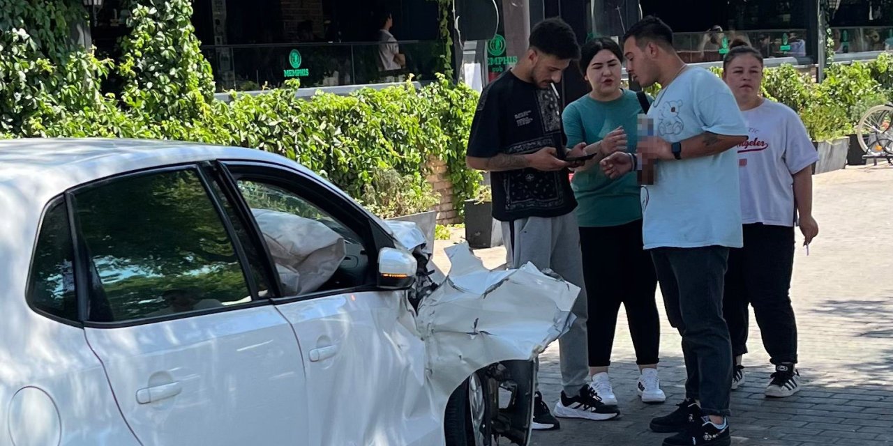 Ehliyetsiz Ve Alkollü Sürücü Kaza Yaptı, Aracın Başında Alkol Almaya Devam Etti