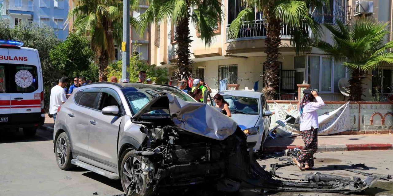 Antalya'da Kontrolsüz Kavşakta Kaza: Bir Yaralı