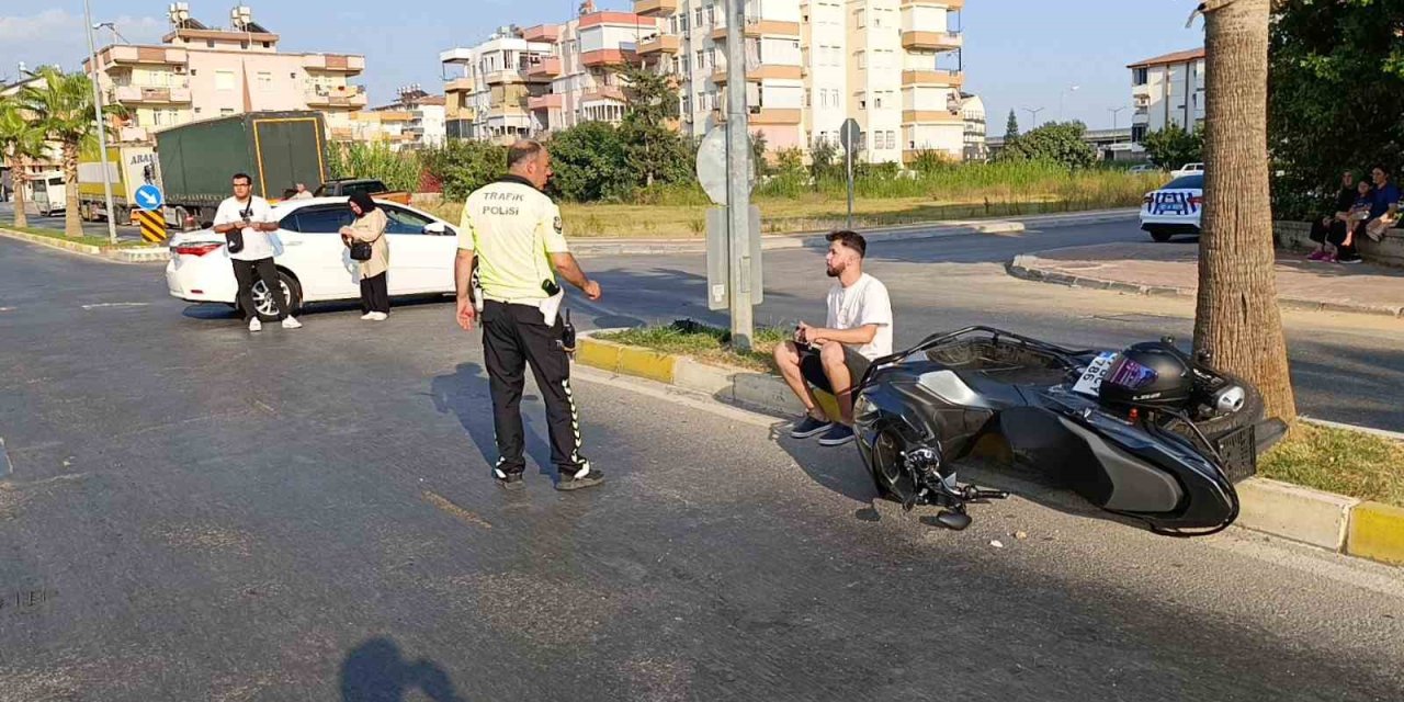 Manavgat’ta Motosiklet İle Otomobil Çarpıştı: 1 Yaralı