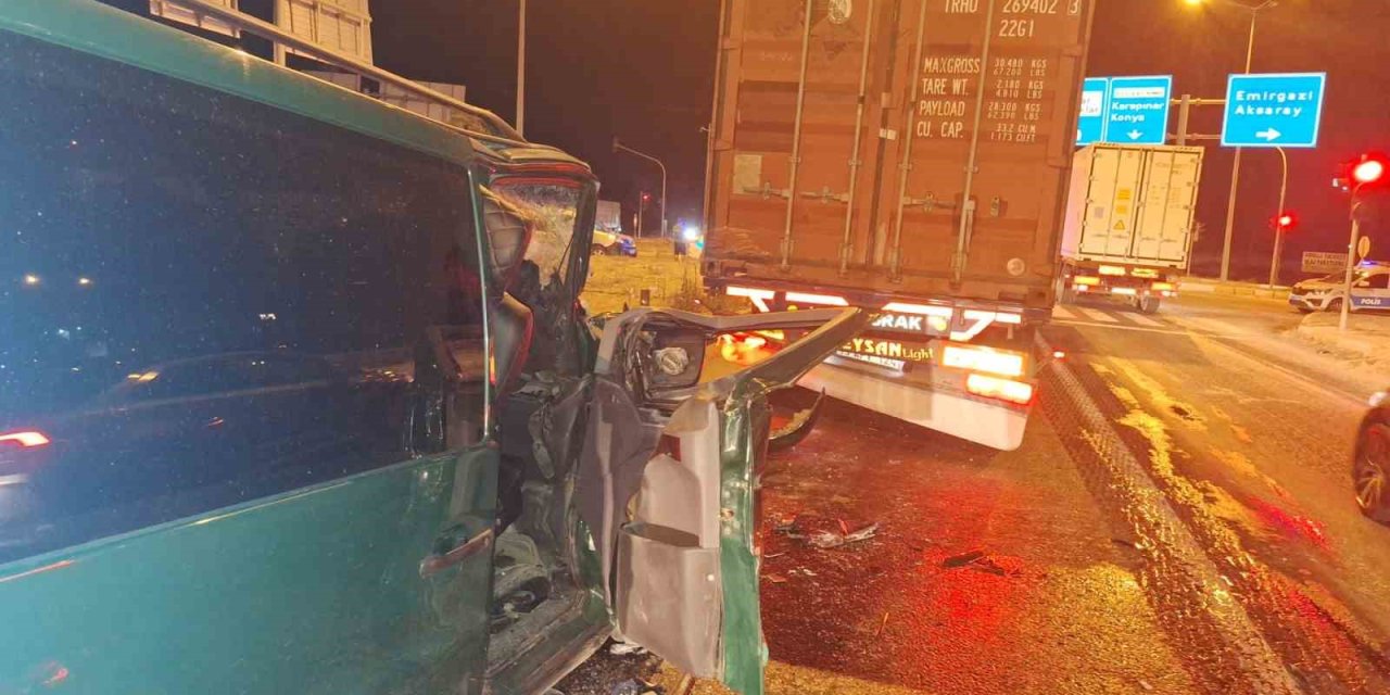 Tıra Çarpan Minibüsteki 2 Kişi Yaralandı