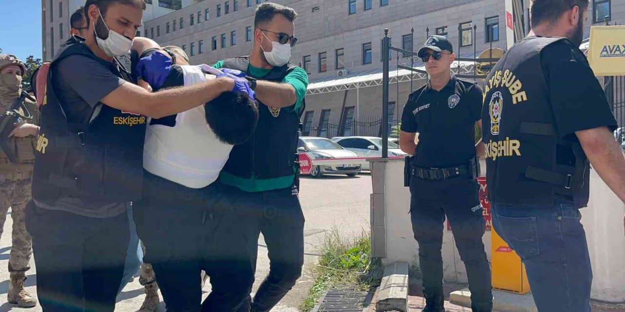 5 Kişiyi Bıçakla Yaralayan Saldırgan Geniş Güvenlik Önlemleri Altında Adliyeye Sevk Edildi