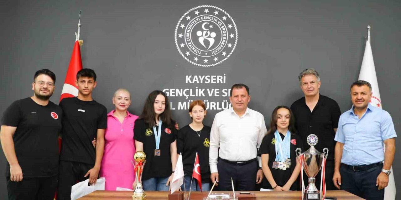 Şampiyon Yüzücülerden Kabakcı’ya Ziyaret