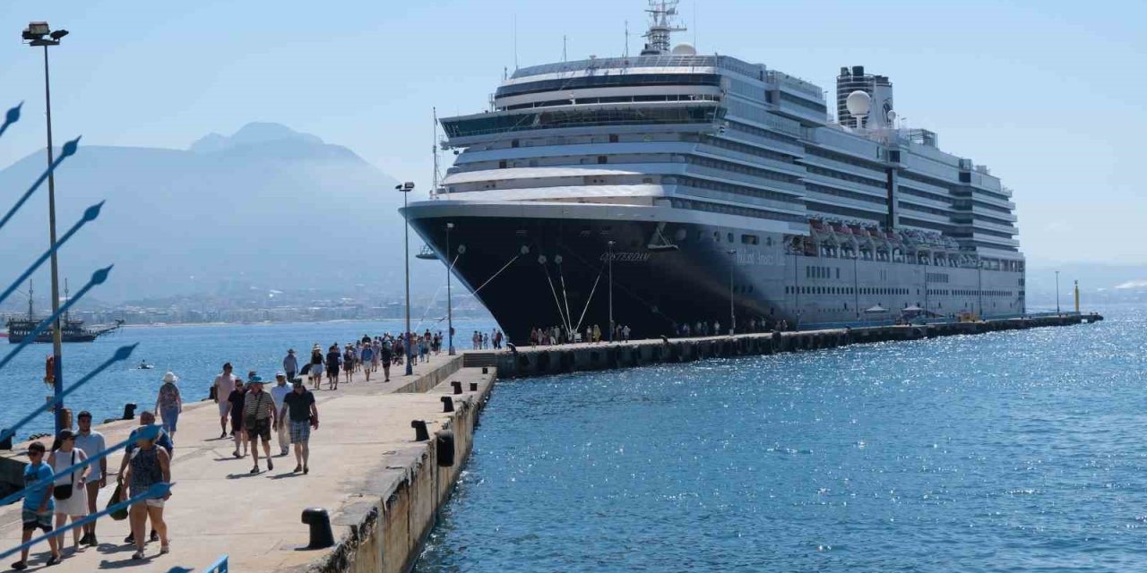 Alanya’ya Turistler Denizden Geldi