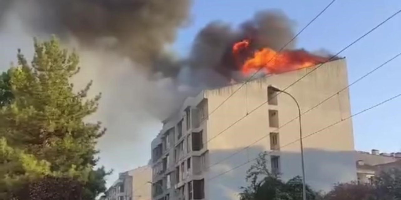 5 Katlı Binanın Çatısında Korkutan Yangın