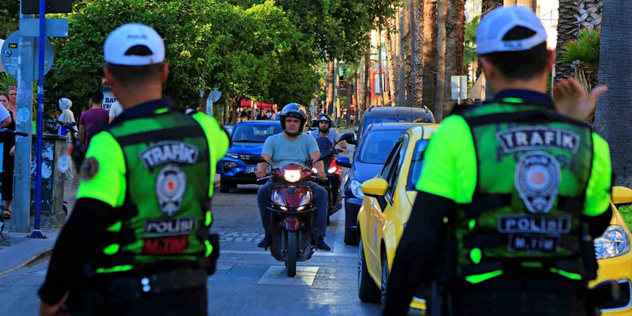Trafik Cezası Yiyeceklerini Düşünürken Güvenli Sürüş Hakkında Bilgi Aldılar