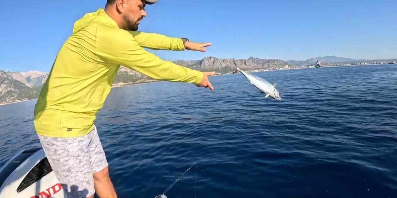 Eşiyle Birlikte Balık Tutan Balıkçının Zor Anı: Tuttuğu Balığın Peşinden Geleni Görünce Dayanamadı