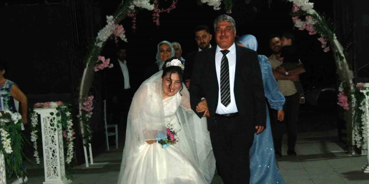 15 Yıllık Hayali Gerçek Oldu, Gelinlik Giyip Kına Gecesi Yapıldı
