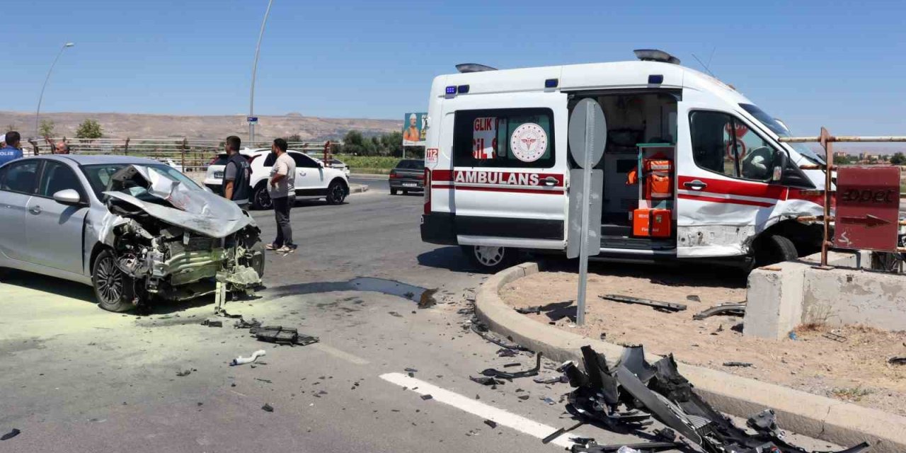 Ambulansla Otomobil Çarpıştı: 3’ü Sağlık Personeli 6 Yaralı