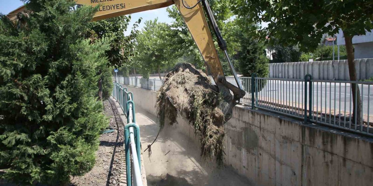 Melikgazi’de Yağmur Suyu Kanallarında Temizlik Çalışması Yapılıyor