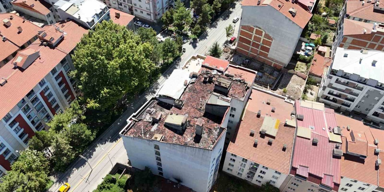 Alevlere Teslim Olan Binanın Kül Olan Çatısı Havadan Görüntülendi