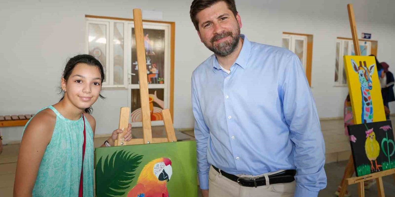 Çocuklar Yaptıkları Resimleri Satarak Sahipsiz Hayvanlara Mama Alacaklar