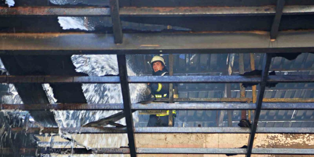 İzolasyon Malzemesi Bulunan İşletmede Çıkan Yangın Korkuttu