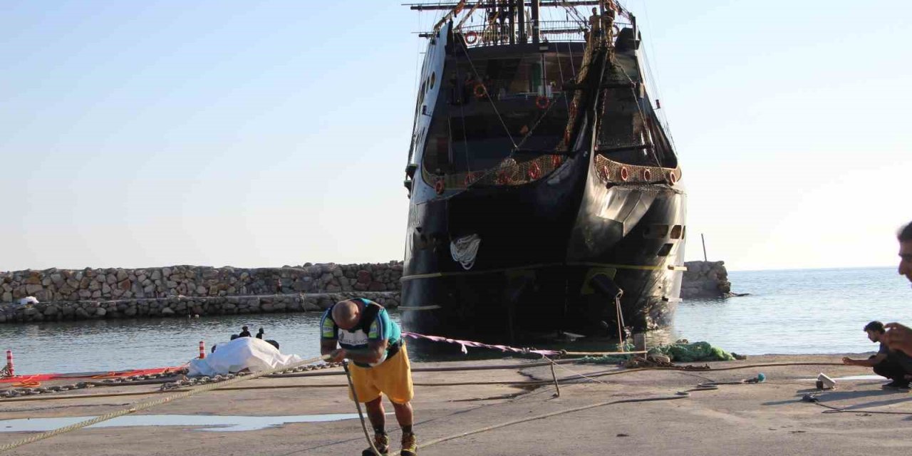 Antalya’da Sporcu Müllner 1300 Ton Ağırlığındaki Tekneyi Çekerek Dünya Rekor Kırdı