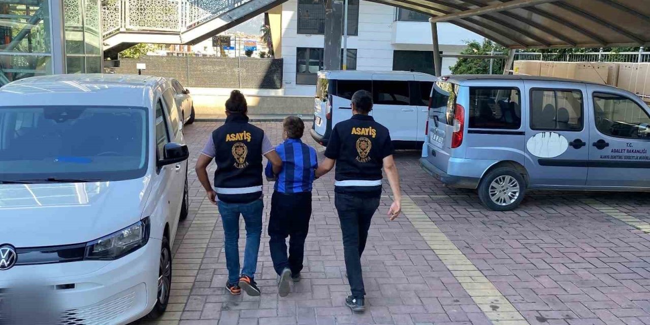 Alanya’da Kesinleşmiş Hapis Cezasıyla Aranan 2 Firari Yakalandı
