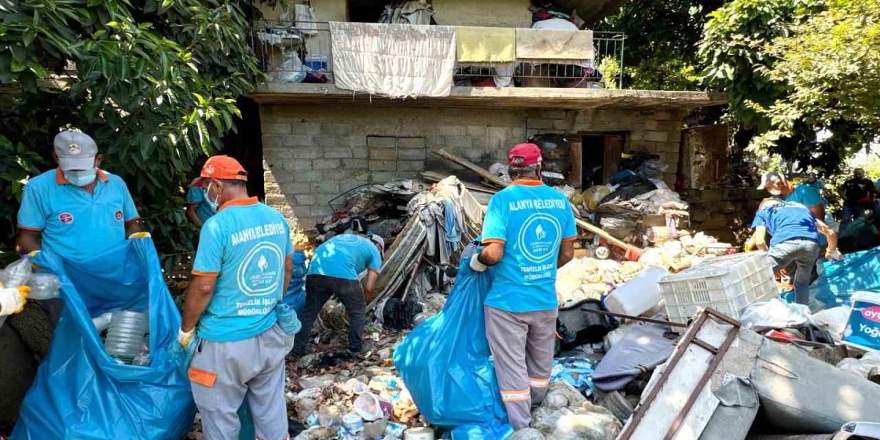 Alanya’da Evden 4 Kamyon Dolusu Çöp Çıktı