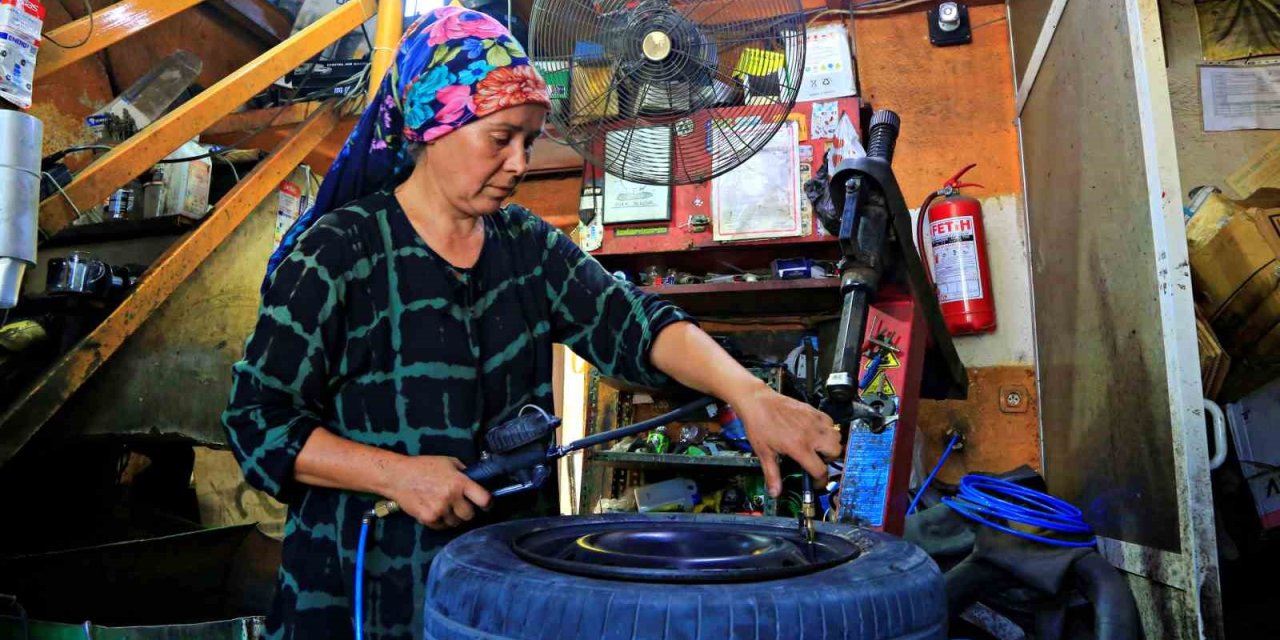Ustası Kocası: 25 Yıldır Lastik Tamirciliği Yapan Kadın, Sürücüleri Şaşırtıyor