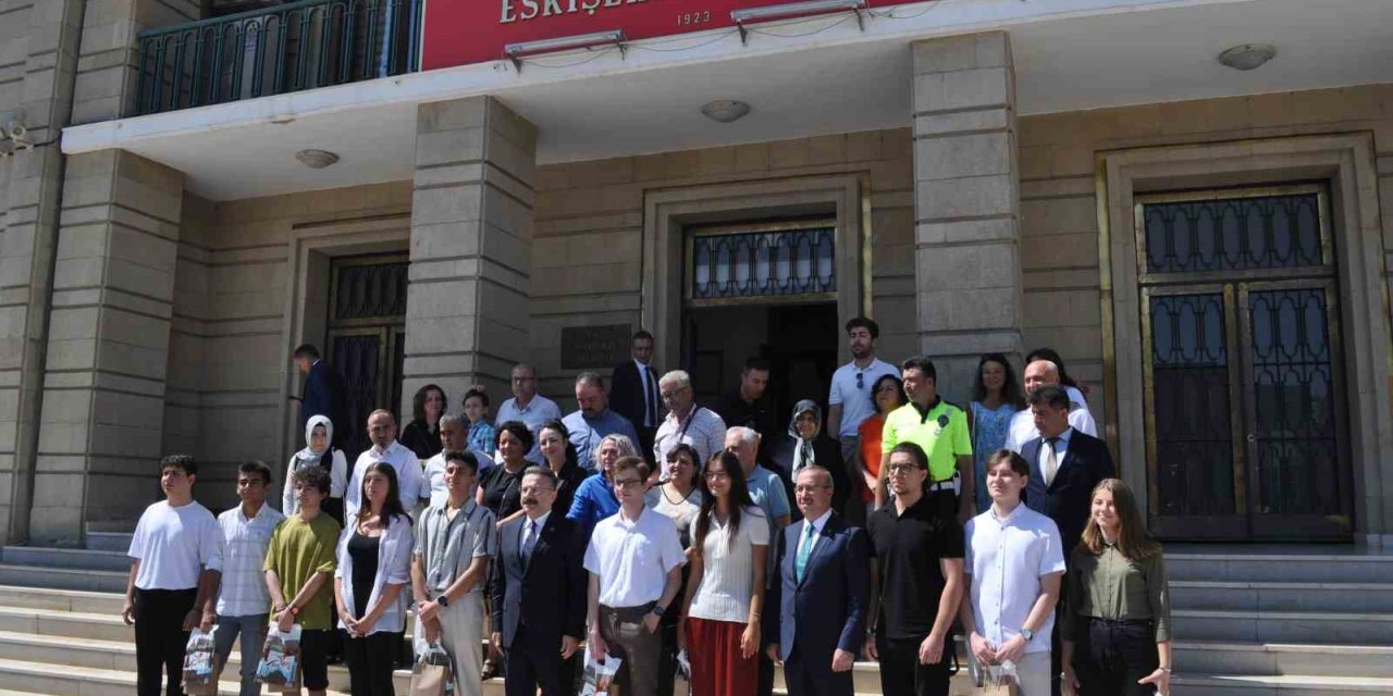 Vali Aksoy Yks’de İlk 100’e Giren Öğrencilere Hediye Takdim Etti