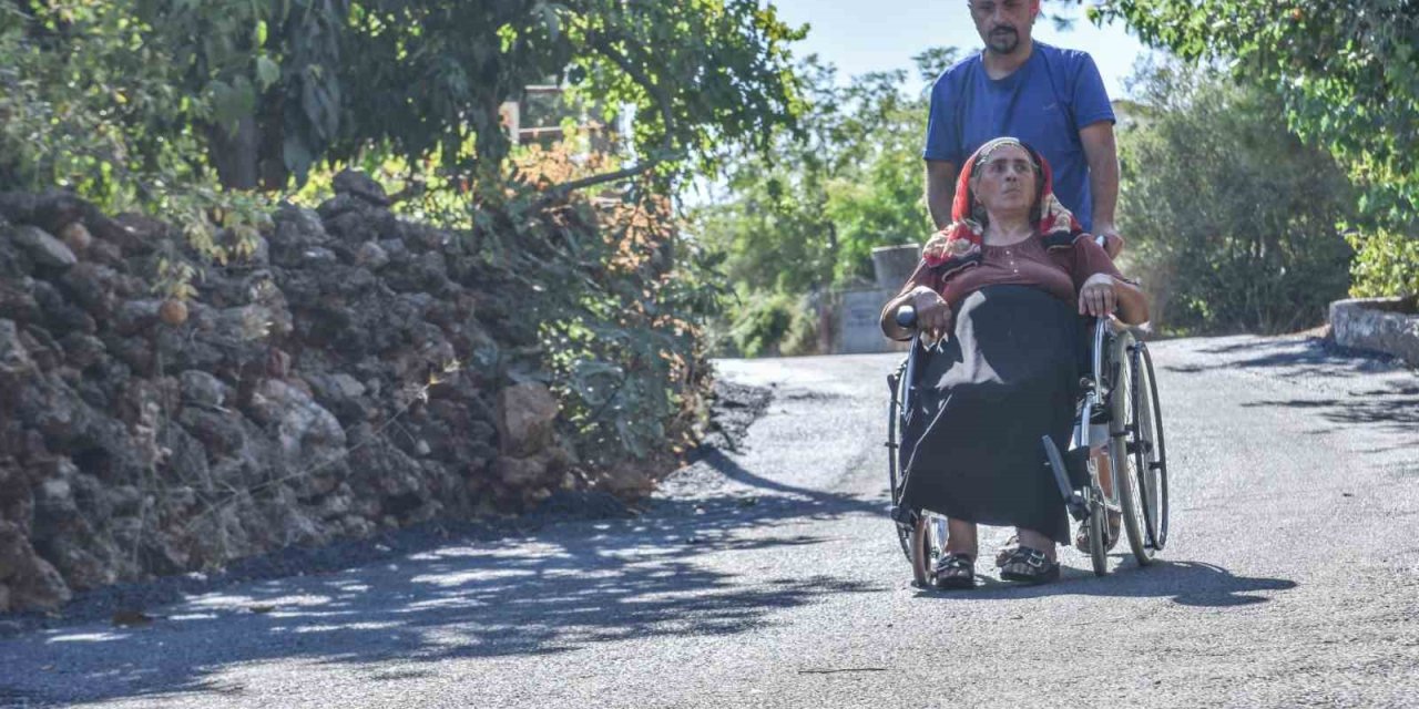 Tekerlekli Sandalye İle Hayatını Sürdüren Engelli Vatandaş İçin Sokağına Özel Asfalt Döküldü