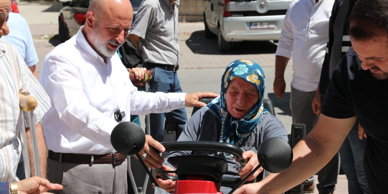 Başkan Çolakbayrakdar, Engelli Aileye Akülü Araç Hediye Etti