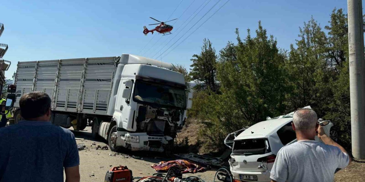 Kamyonla Otomobil Kafa Kafaya Çarpıştı: 1 Ölü, 3 Yaralı