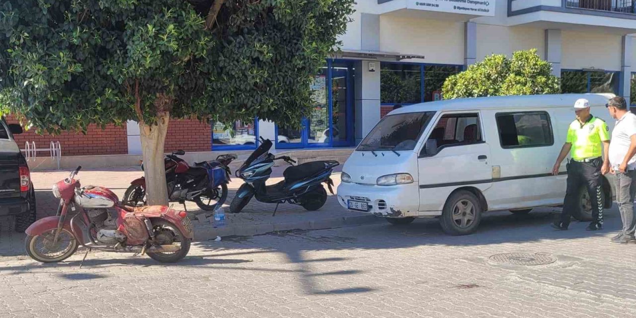Motosiklet, Minibüsün Açılan Kapısına Çarptı: 2 Yaralı