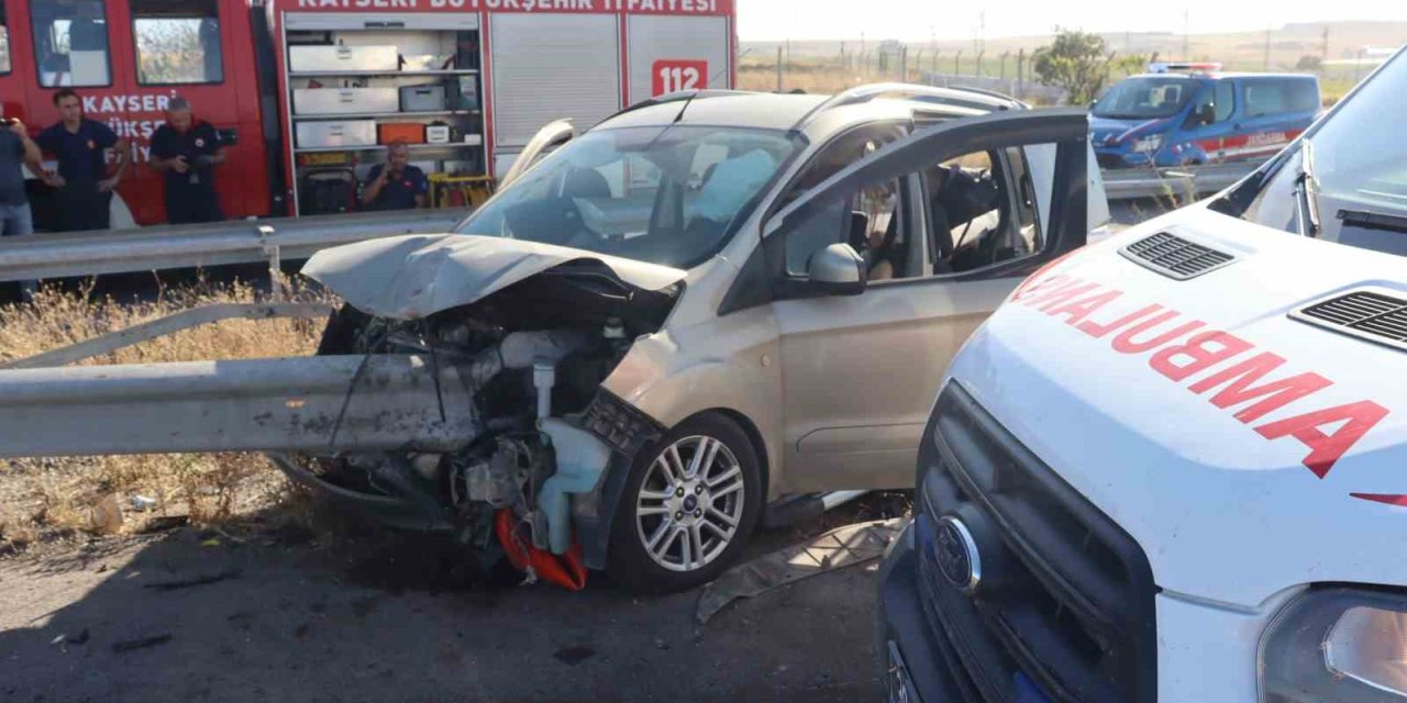 Hafif Ticari Araç Bariyere Ok Gibi Saplandı: 2 Ölü, 4 Yaralı