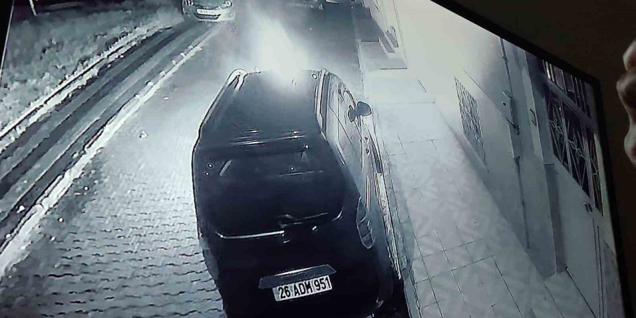 Park Halindeki Aracı Benzin Dökerek Ateşe Verdiler... O Anlar Kamerada