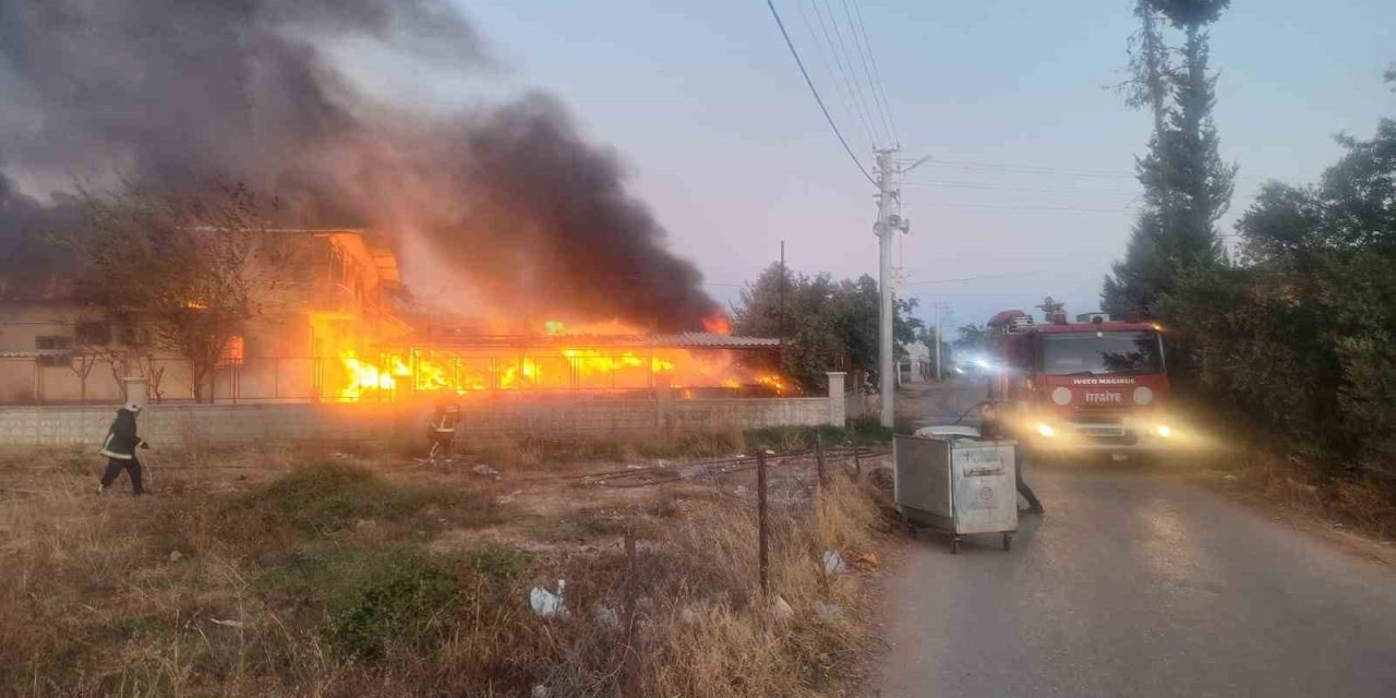 Antalya’da Koli Karton Fabrikasında Korkutan Yangın