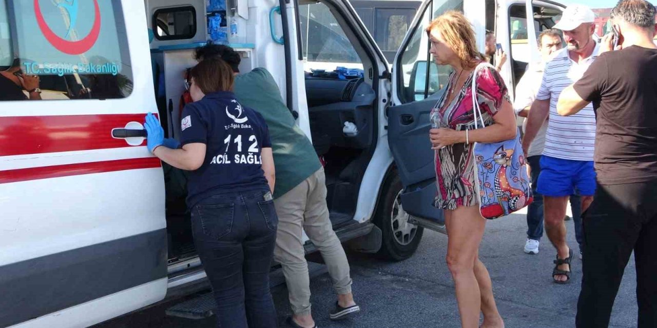 Servis Aracı Tur Aracıyla Çarpıştı, 2 Turist Yaralandı